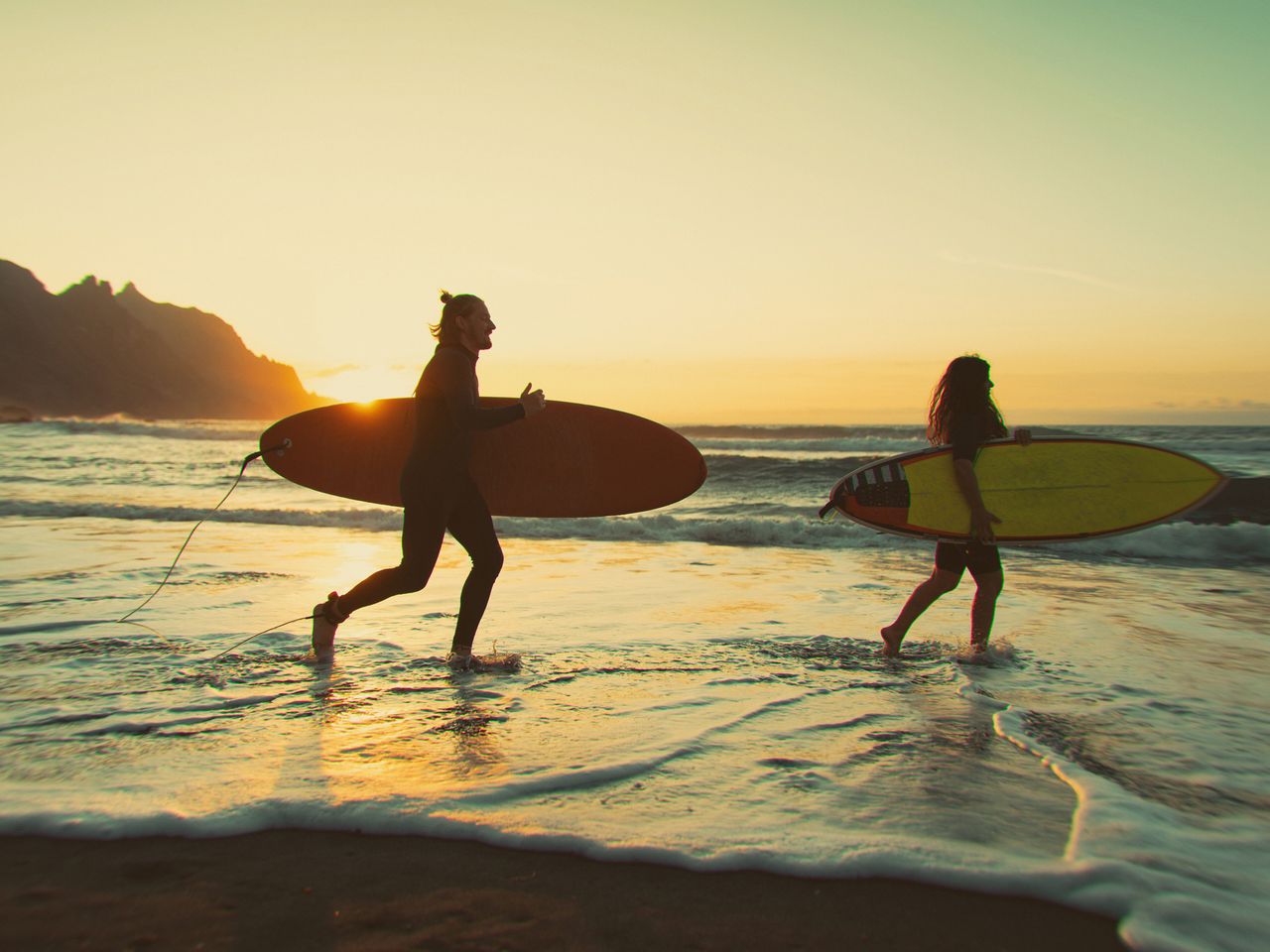 Surfen am Strand von Taganana, Teneriffa