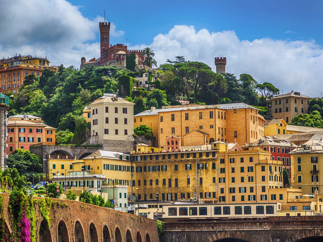 Castello d'Albertis und H&auml;user der Stadt Genua, Ligurien