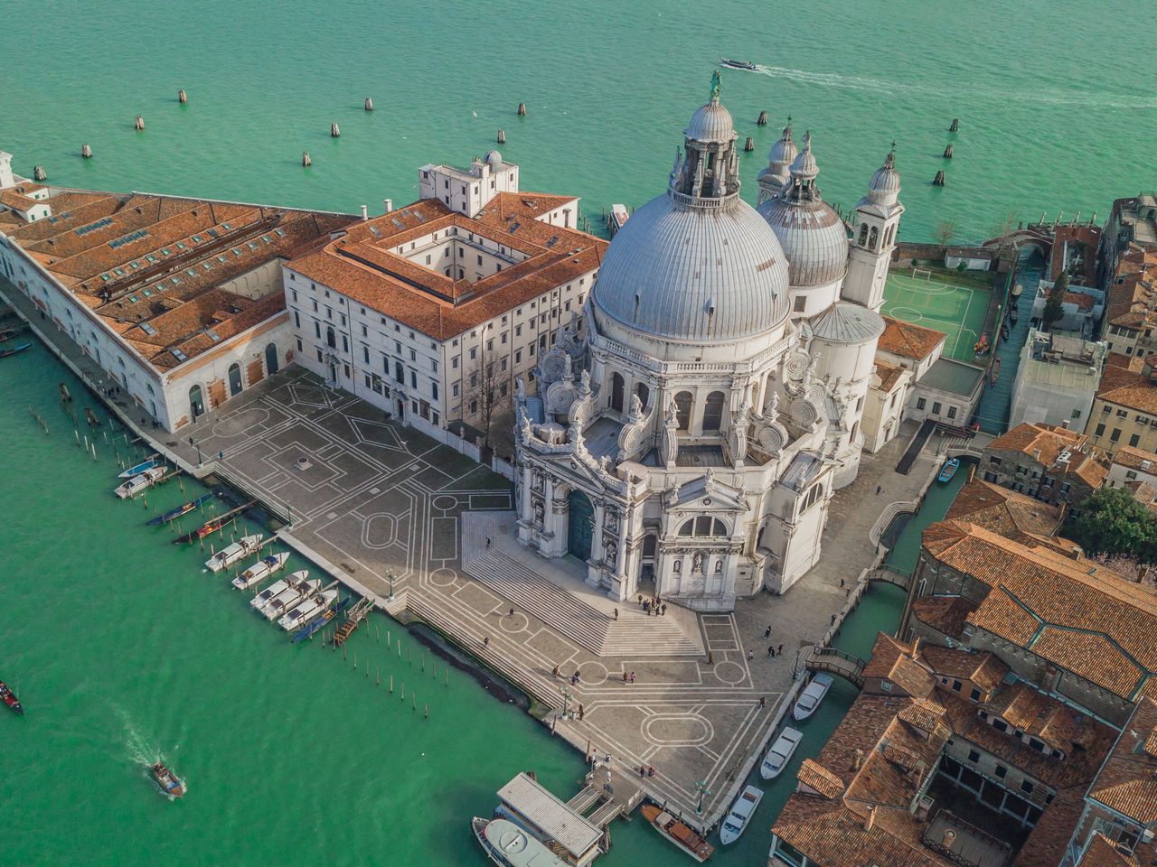 Luftaufnahme der Basilica di Santa Maria della Salute in Venedig