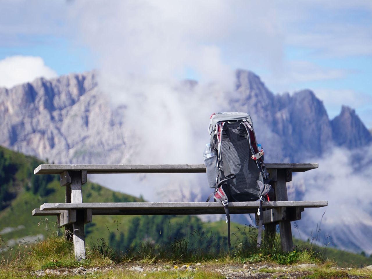 Wanderrucksack vor den Dolomiten