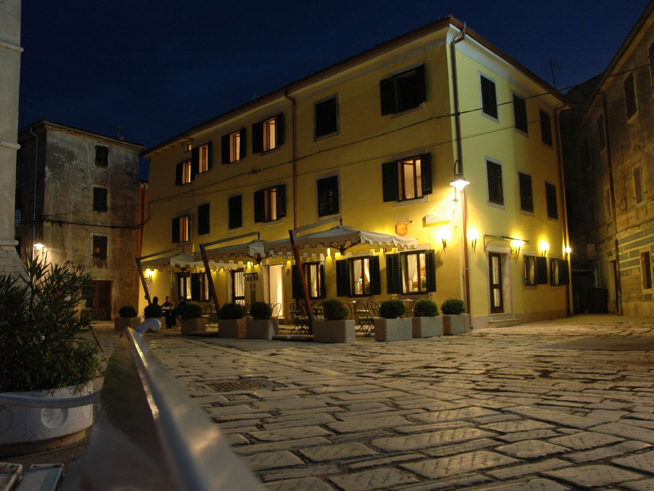 Villetta Phasiana, Au&szlig;enansicht am Abend