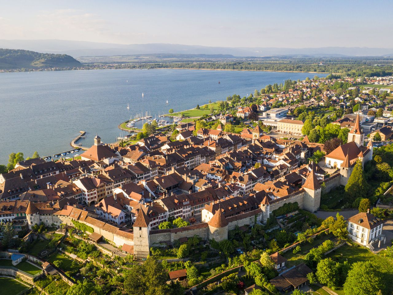 Murtensee mit gleichnamigem Dorf am Ufer