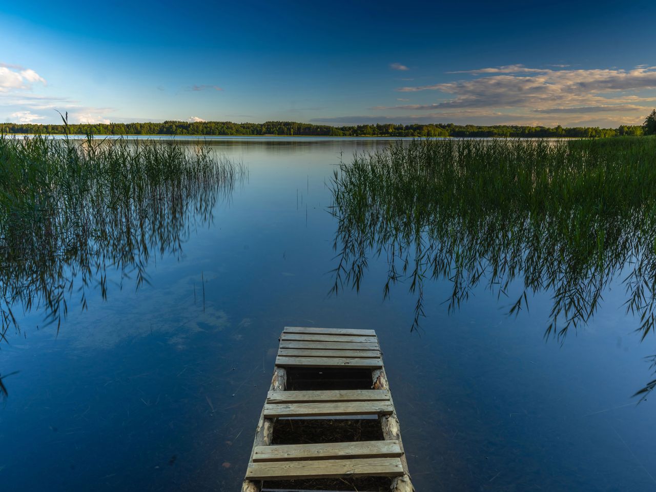 See und Steg im Nationalpark Auk&scaron;taitija, am Abend