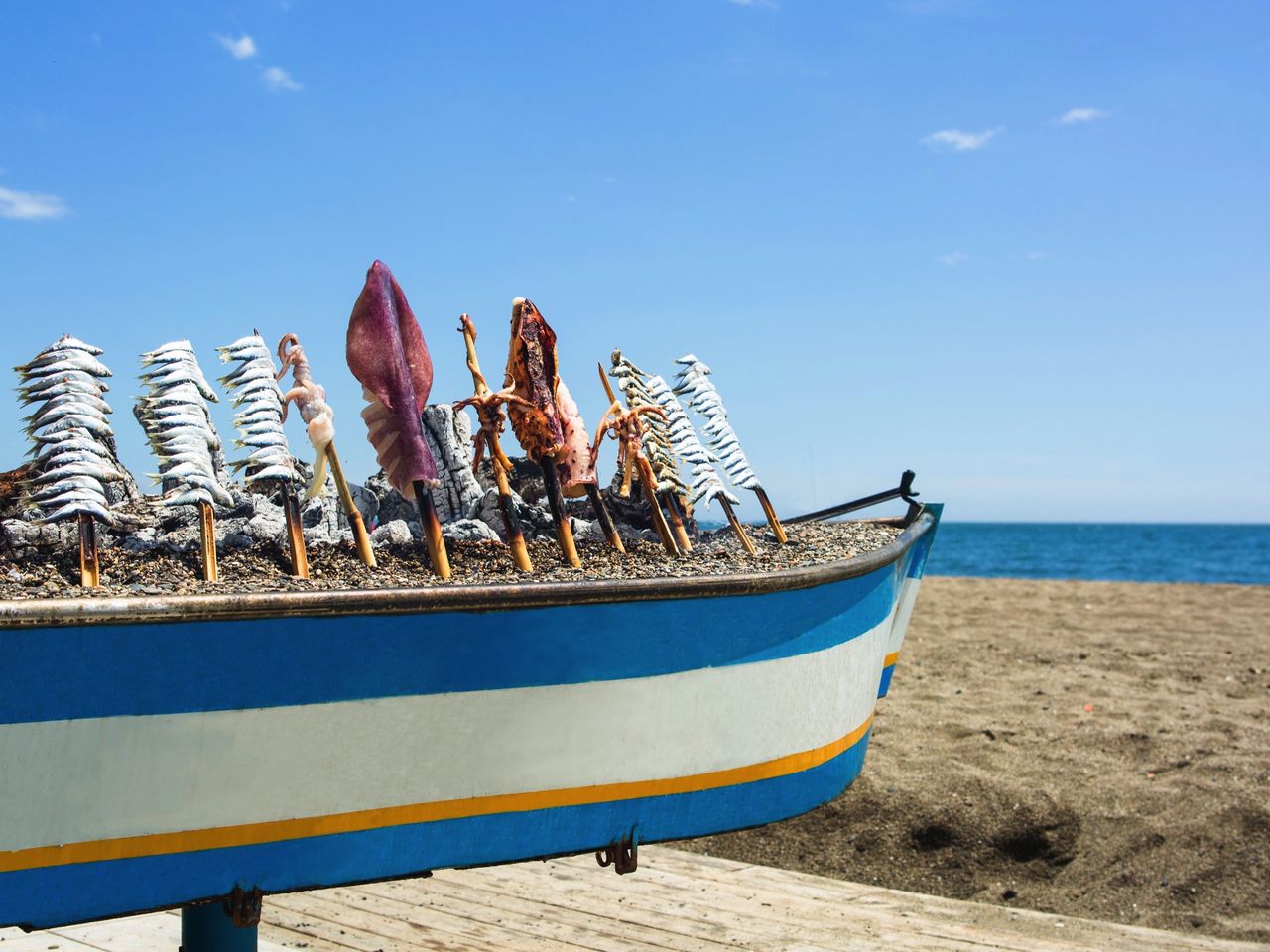Gegrillte Sardinen am Strand