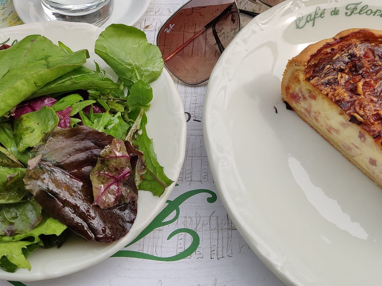 Salat und Quiche im Café de Flore