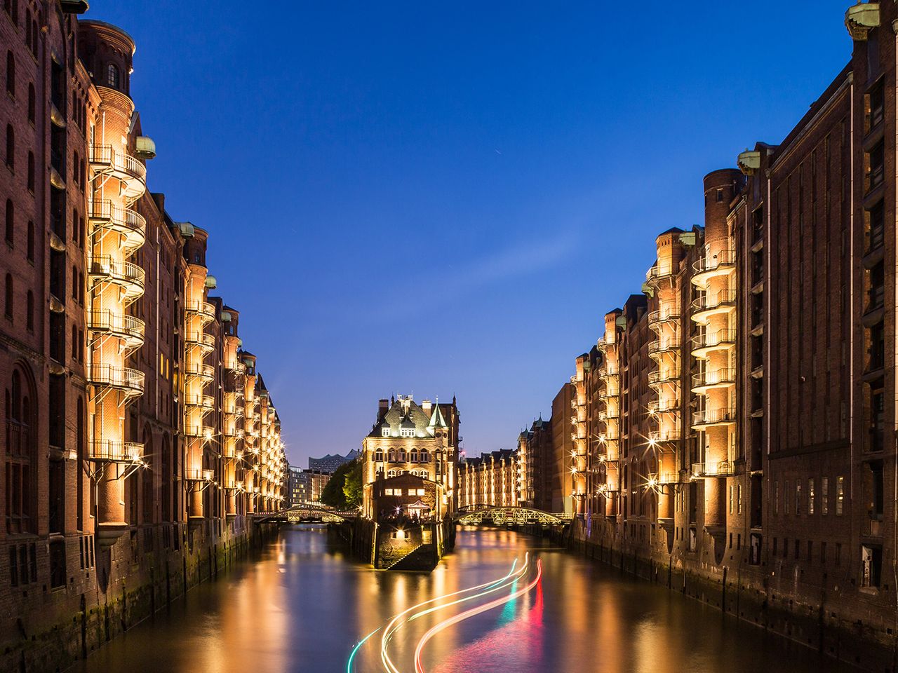 Speicherstadt bei Nacht, mit beleuchteten Häusern