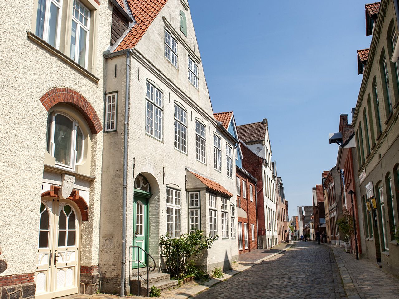 Wasserreihe Husum: Historische Straße in der Altstadt