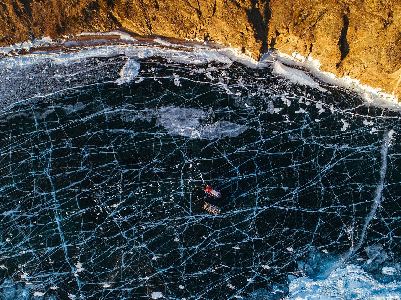 Hovercraft Fahrzeuge auf dem winterlichen Baikalsee