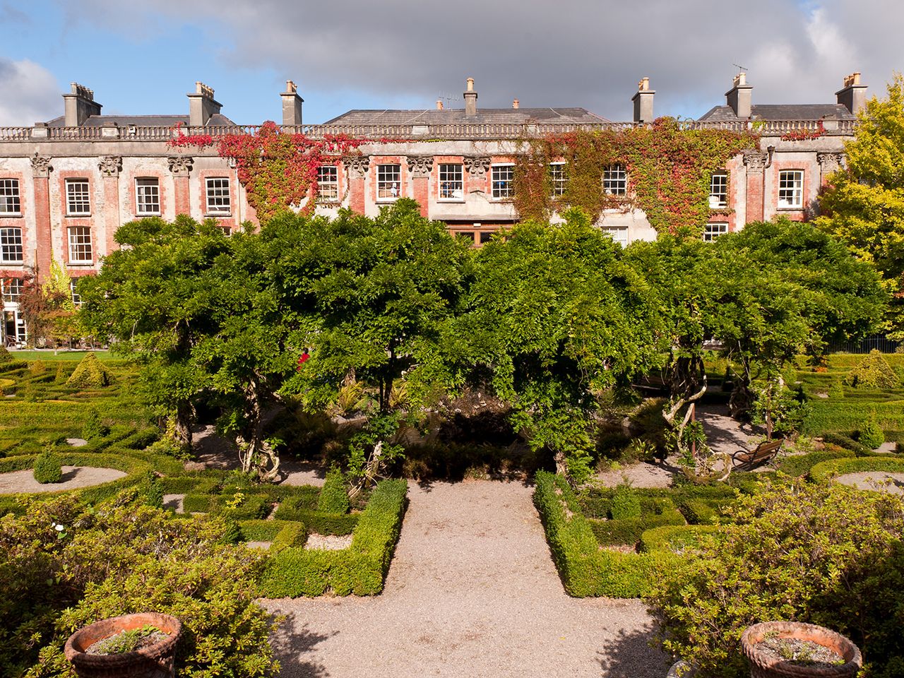 Blick auf den Labyrinthgarten von Bantry House