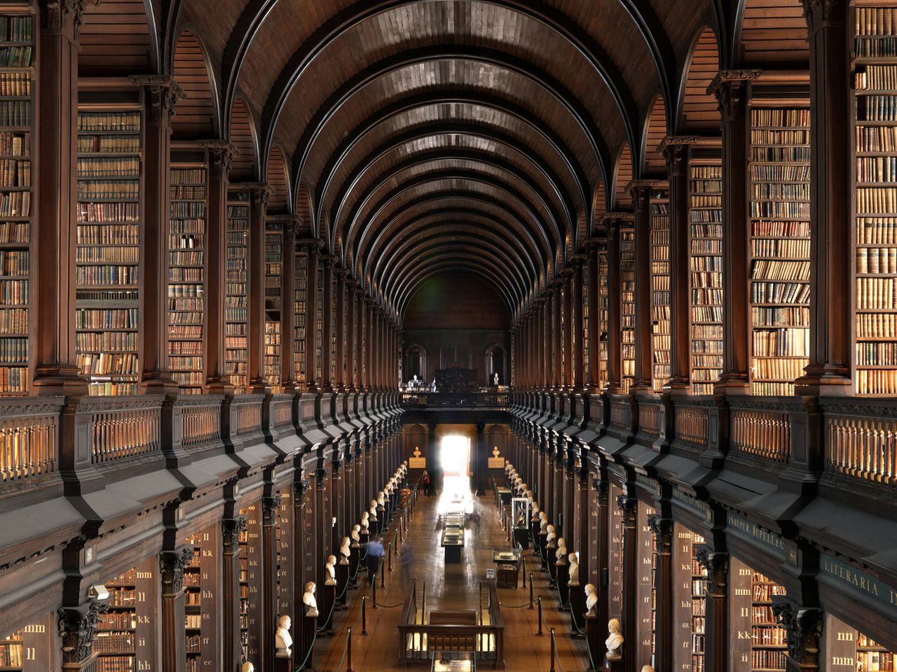 Tausende Bücher im Long Room der Trinity Library von Dublin