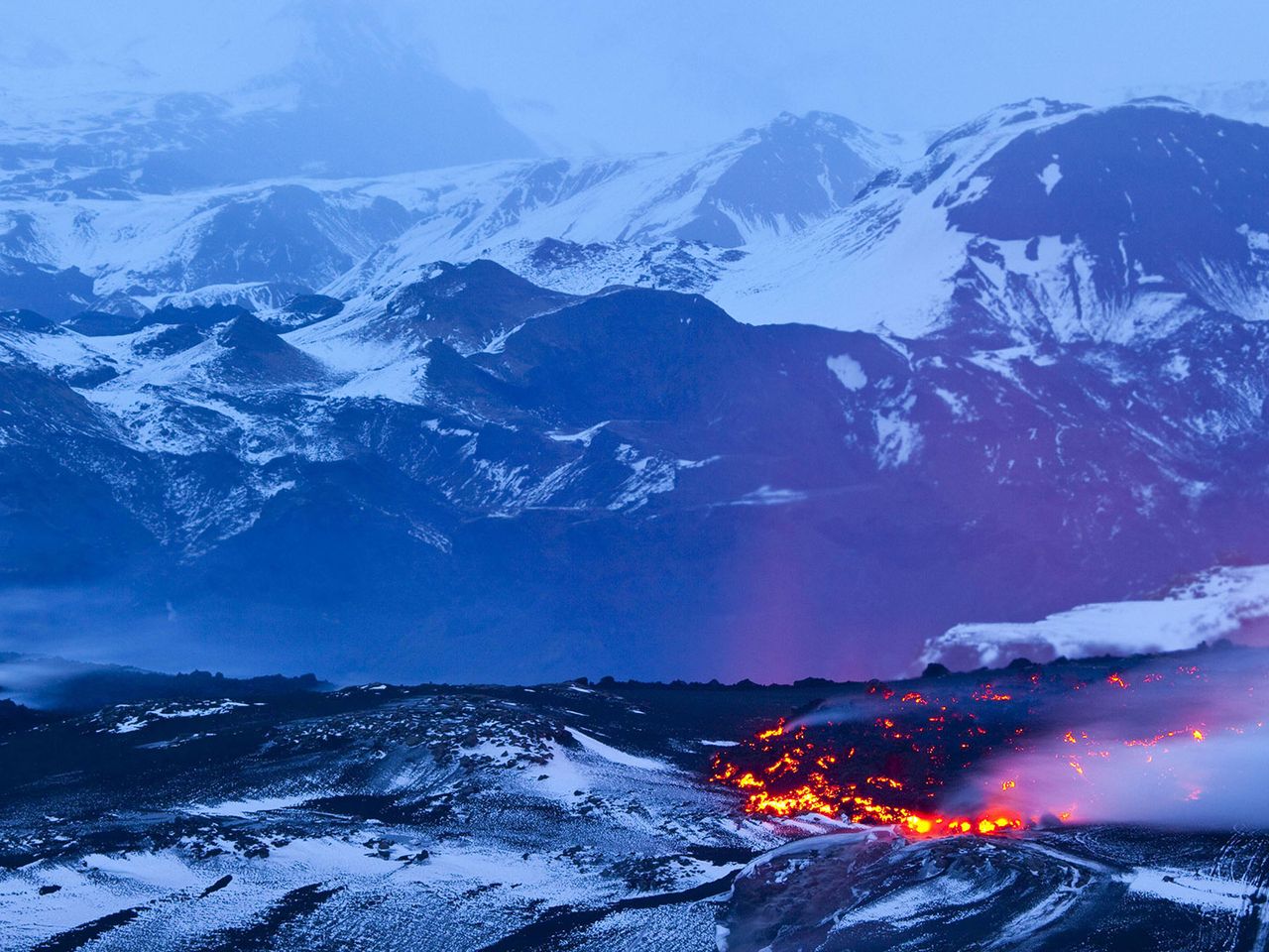 Lava dringt aus den Kraterhängen des Eyjafjallajökull, Island