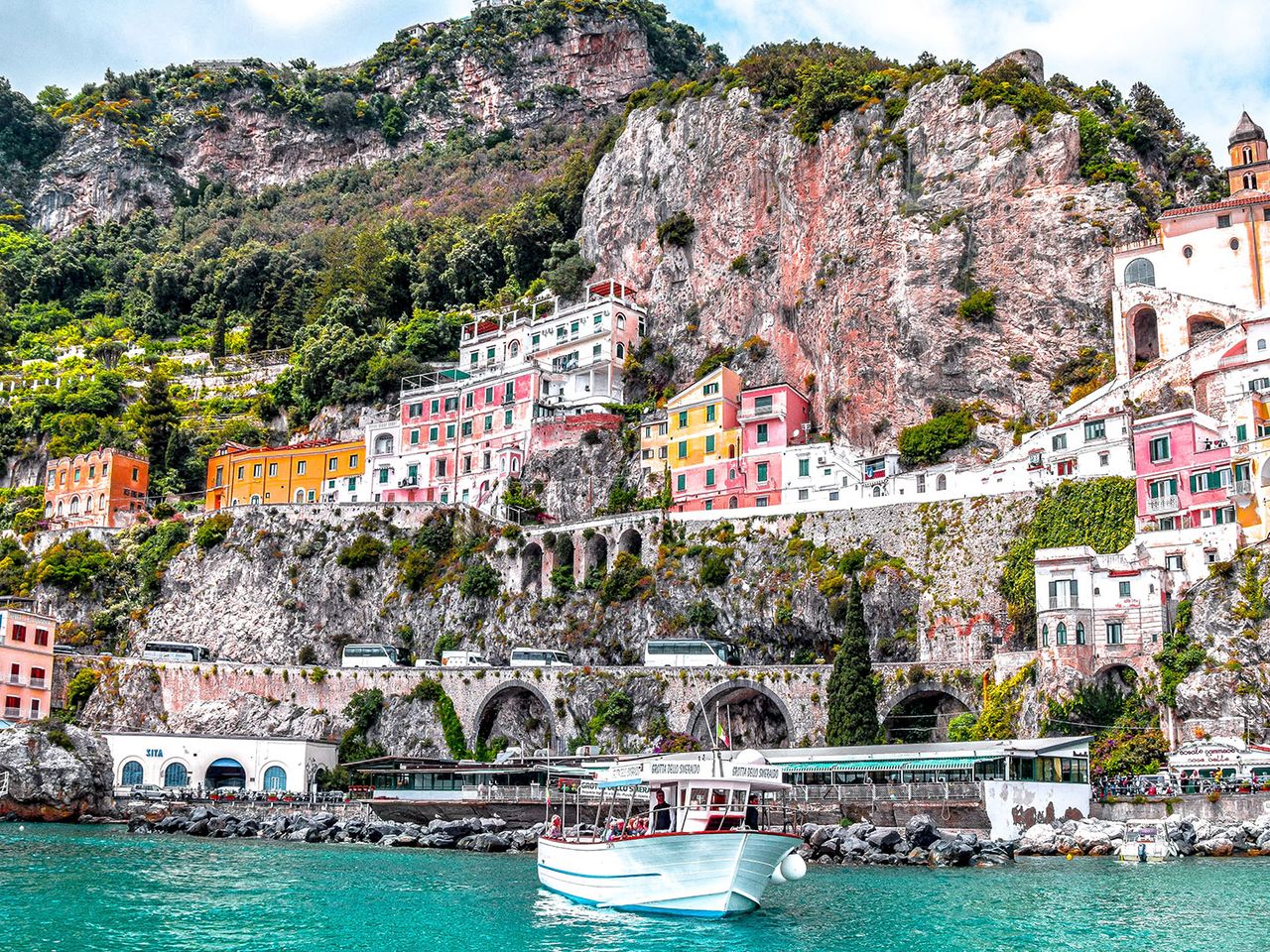 Bunte Häuser schmiegen sich an die Amalfiküste in Italien