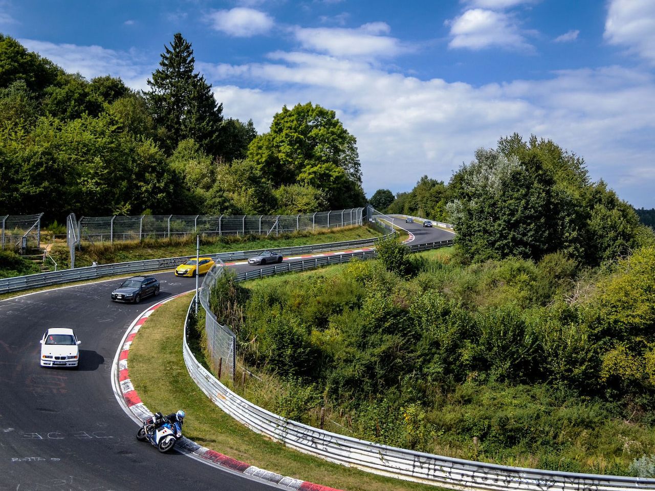Autos fahren auf der Nordschleife des Nürburgringes