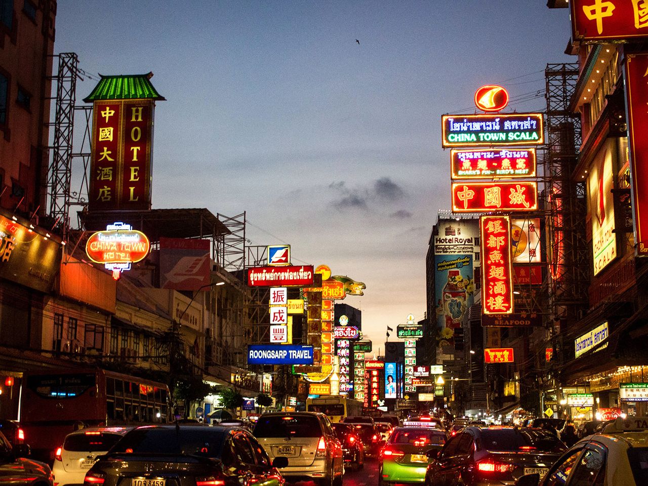 Neonreklamen in den Straßen von Chinatown in Bangkok