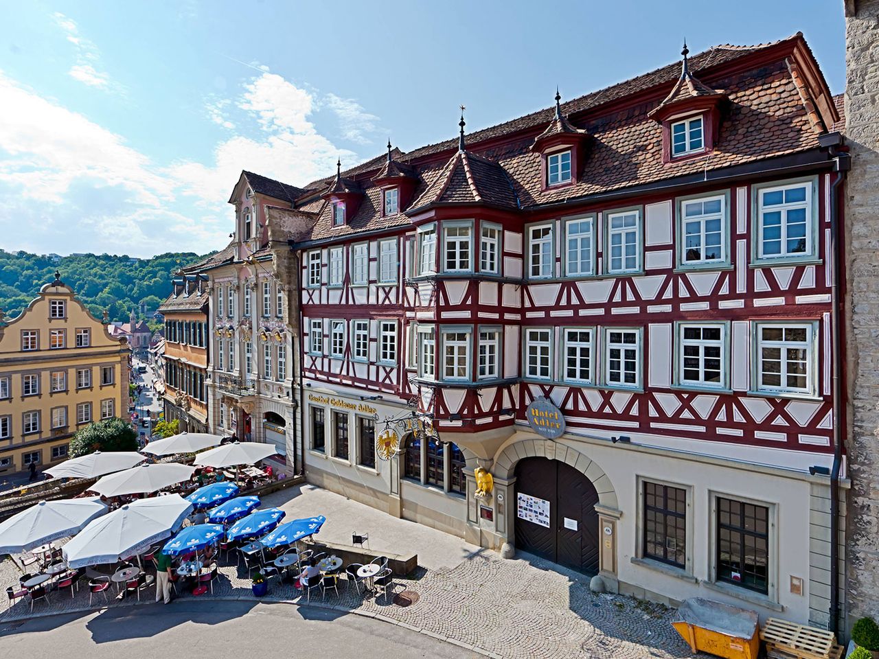 Gastronomie, Biergarten in der historischen Altstadt von Schwäbisch Hall im Sommer