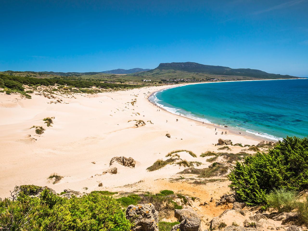 Sanddüne am Strand Bolonia in Andalusien