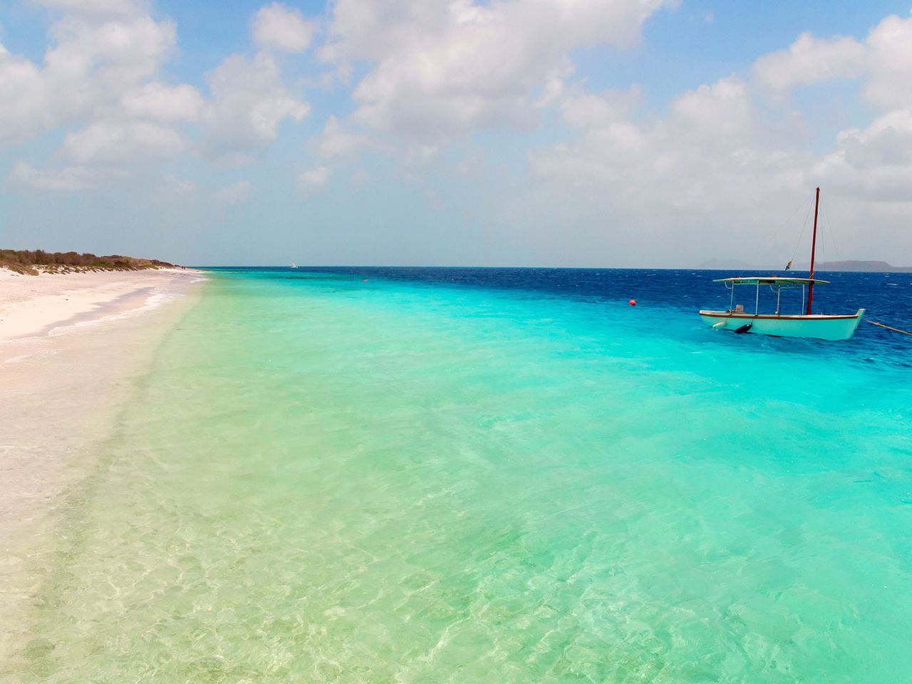 kleines Boot auf dem Karibischen Meer, Küste von Bonaire
