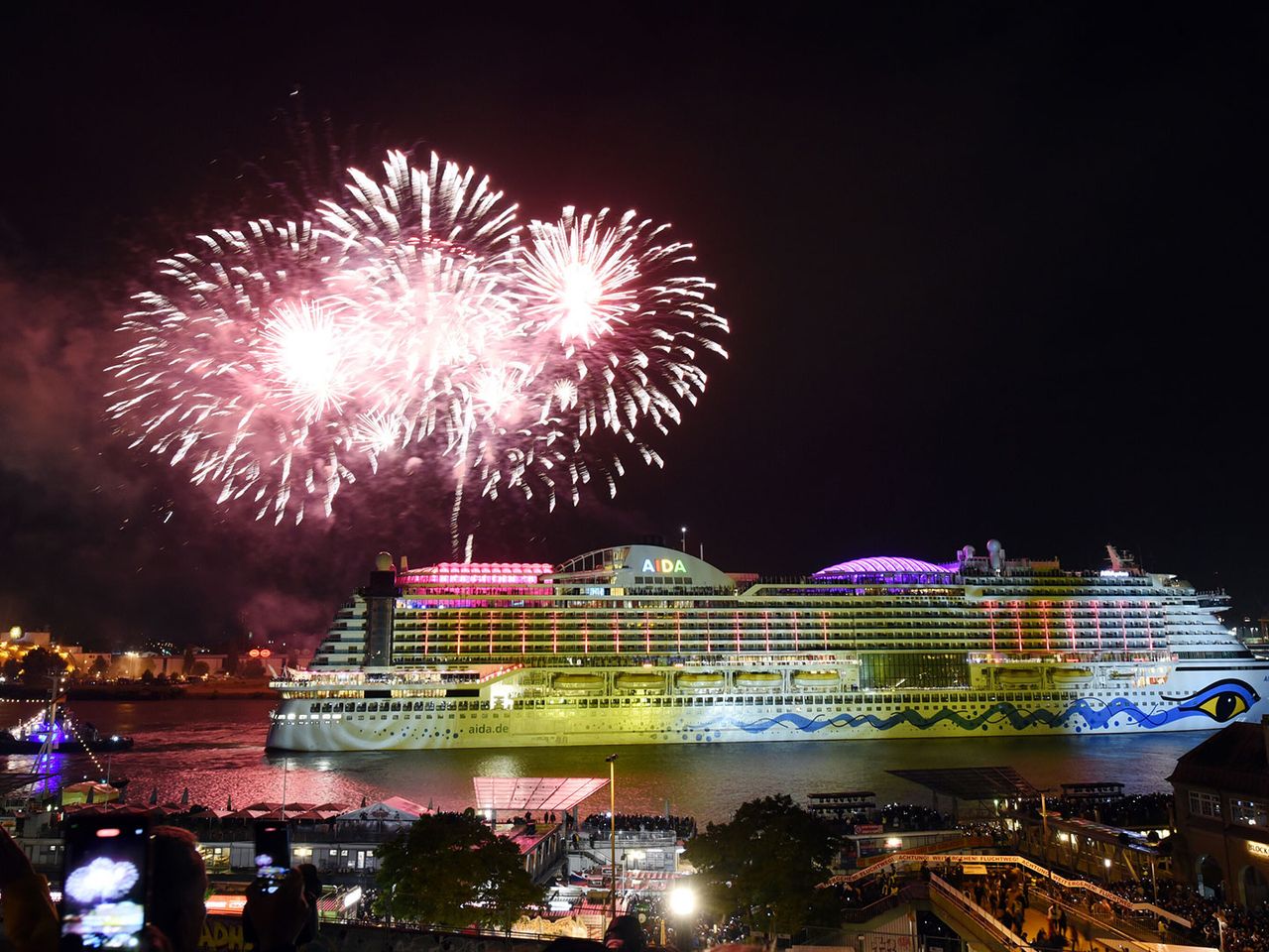 Feuerwerk beim Hafengeburtstag Hamburg, 2022, AIDA Cruises