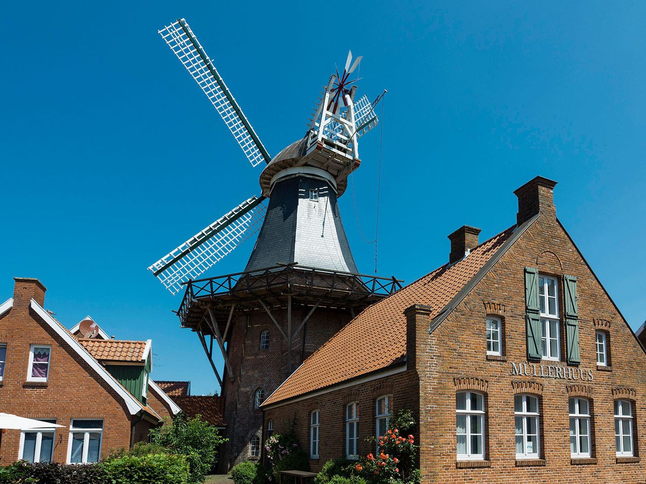 Eine historische Windmühle in der ostfriesischen Stadt Ditzum