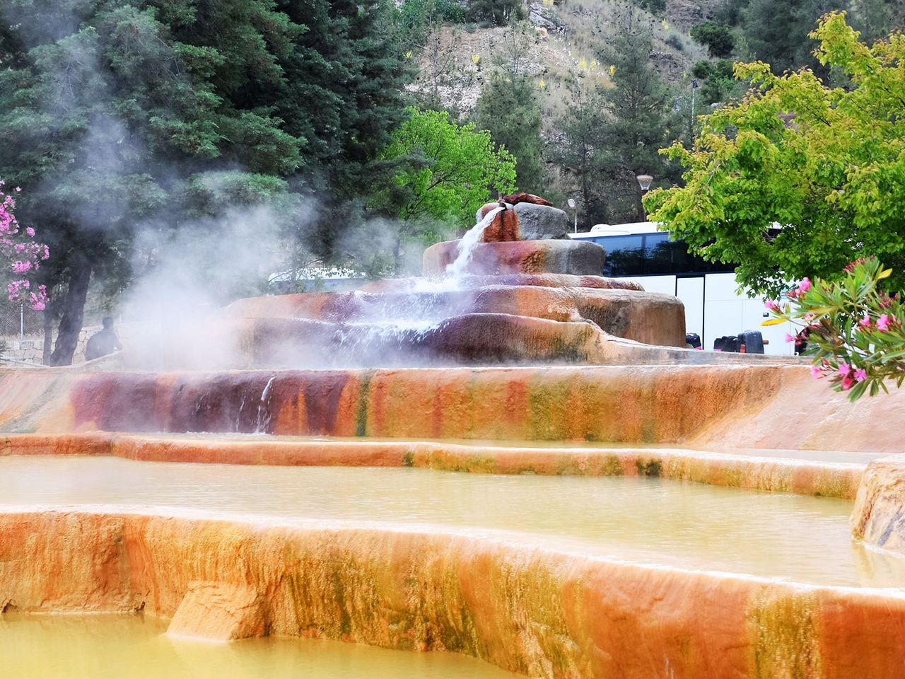 Eisen und Schwefel färben die Terrassen von Karahayıt in bunten Farben