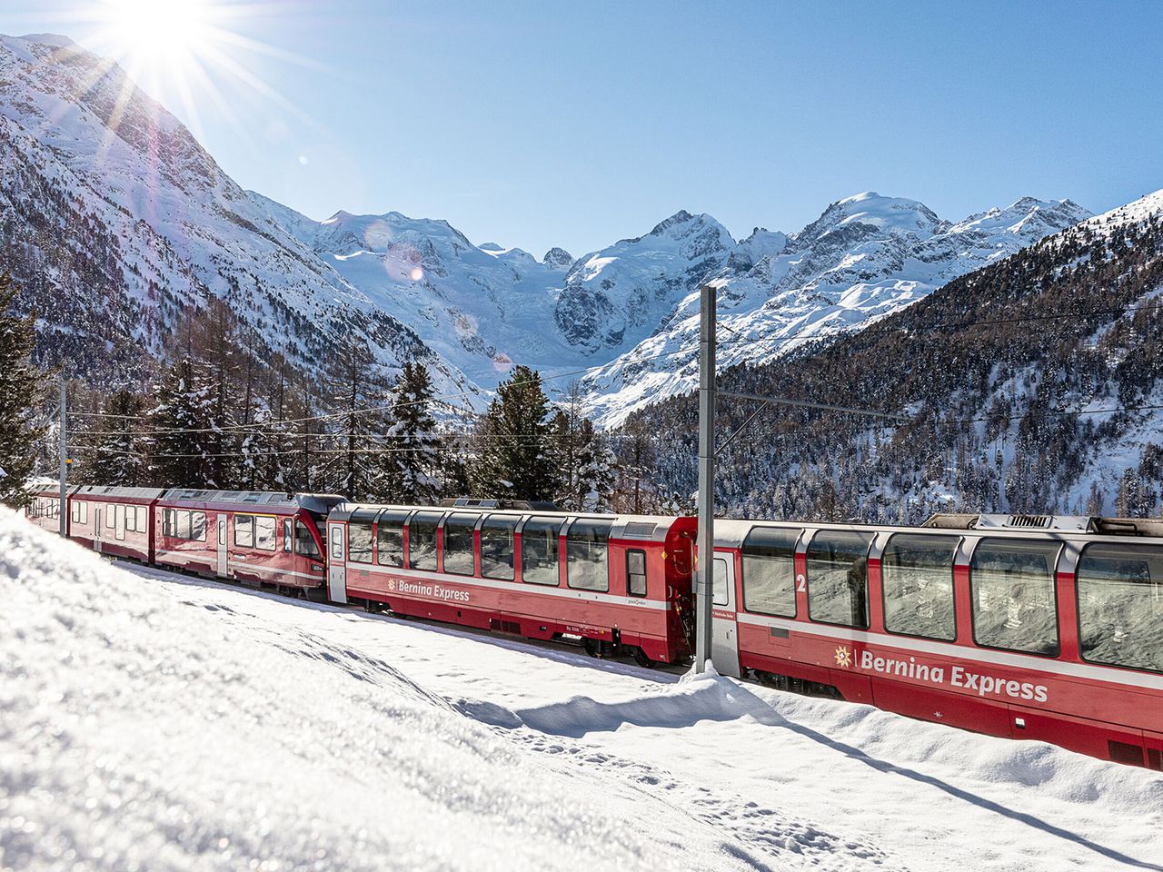 Bernina Express in der Montebello-Kurve im Winter