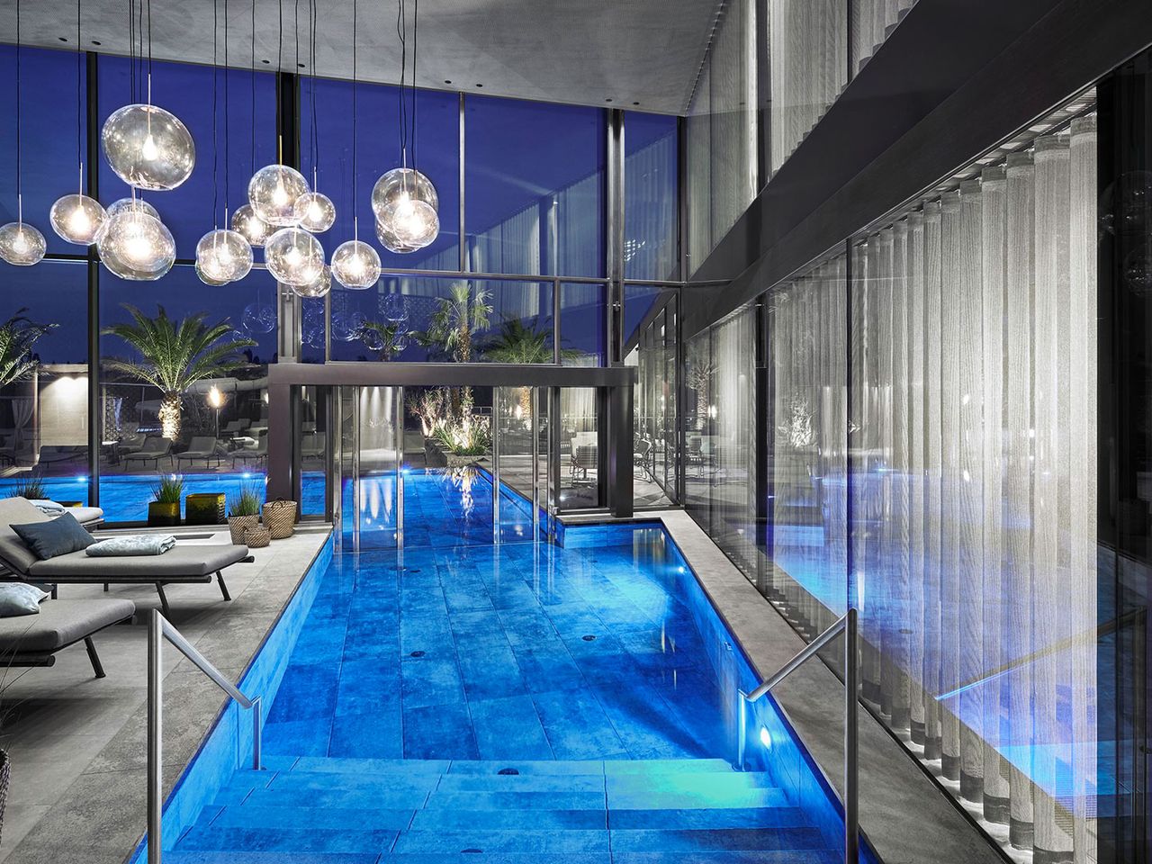 Einstieg in den Sportpool im Quellenhof Luxury Resort Lazise
