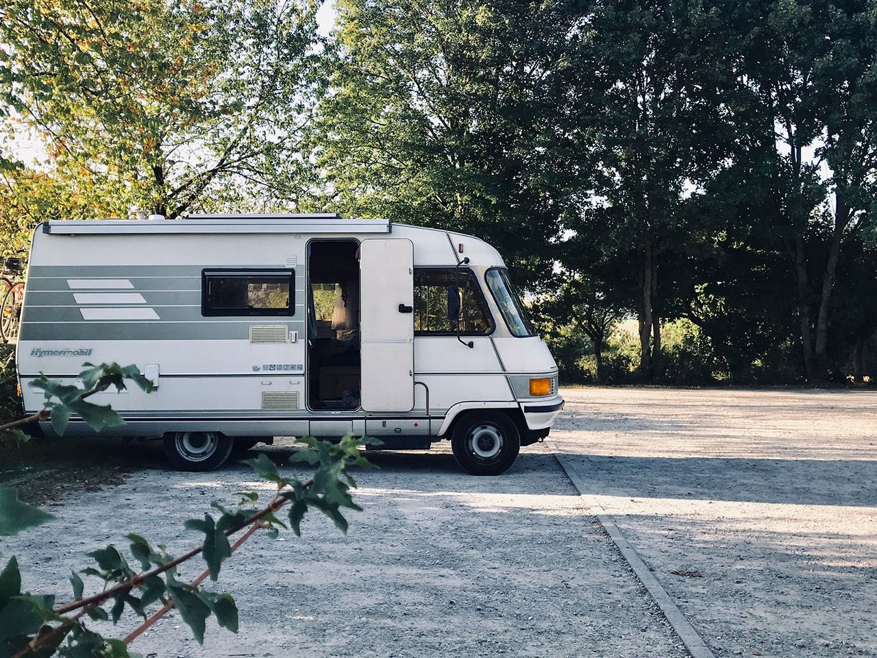 Wohnmobil im Wald