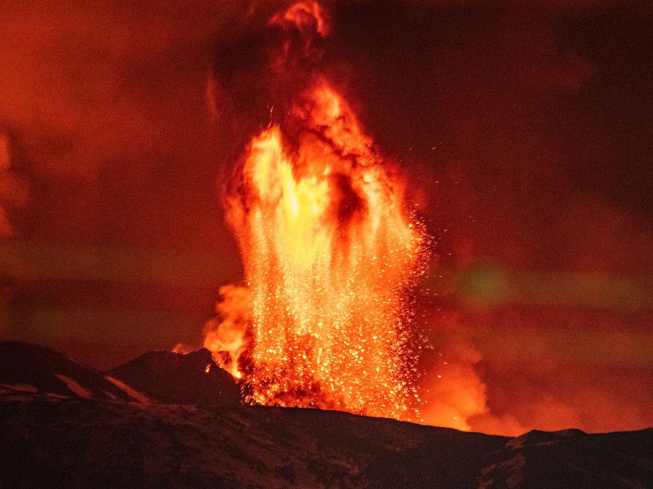 Der Ätna auf Sizilien spuckt brennende Lava