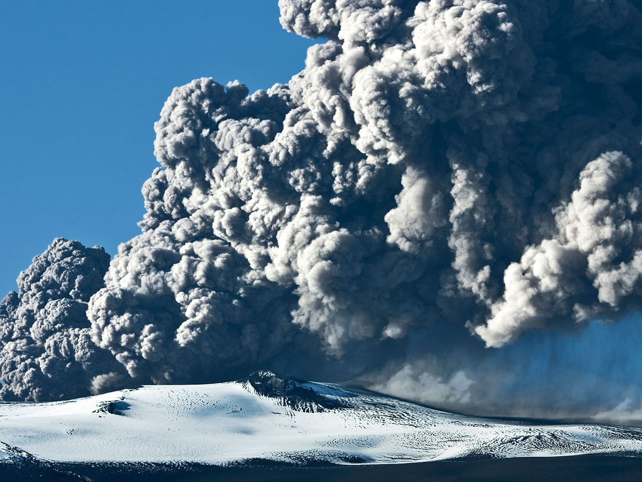 Eine gewaltige Aschewolke über dem Eyjafjallajökull