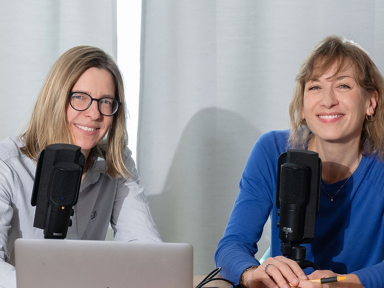 Silvia Tyburski (l.) und Tinka Dippel moderieren den Merian-Podcast.