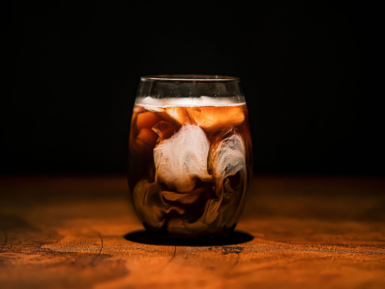 Kaffelikör und Wodka: Der typische Black Russian