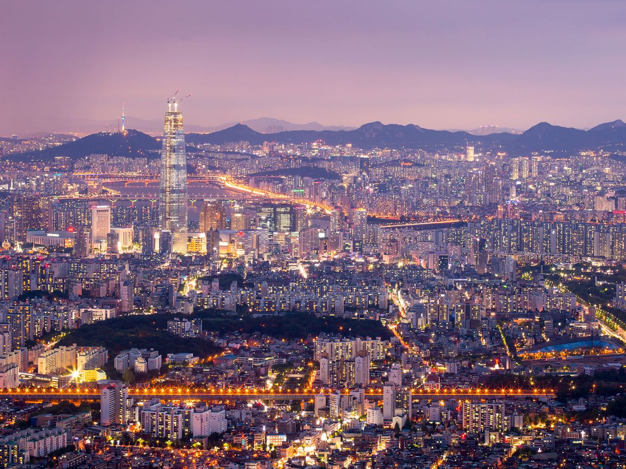 Die Millionen-Metropole Seoul bei Sonnenuntergang