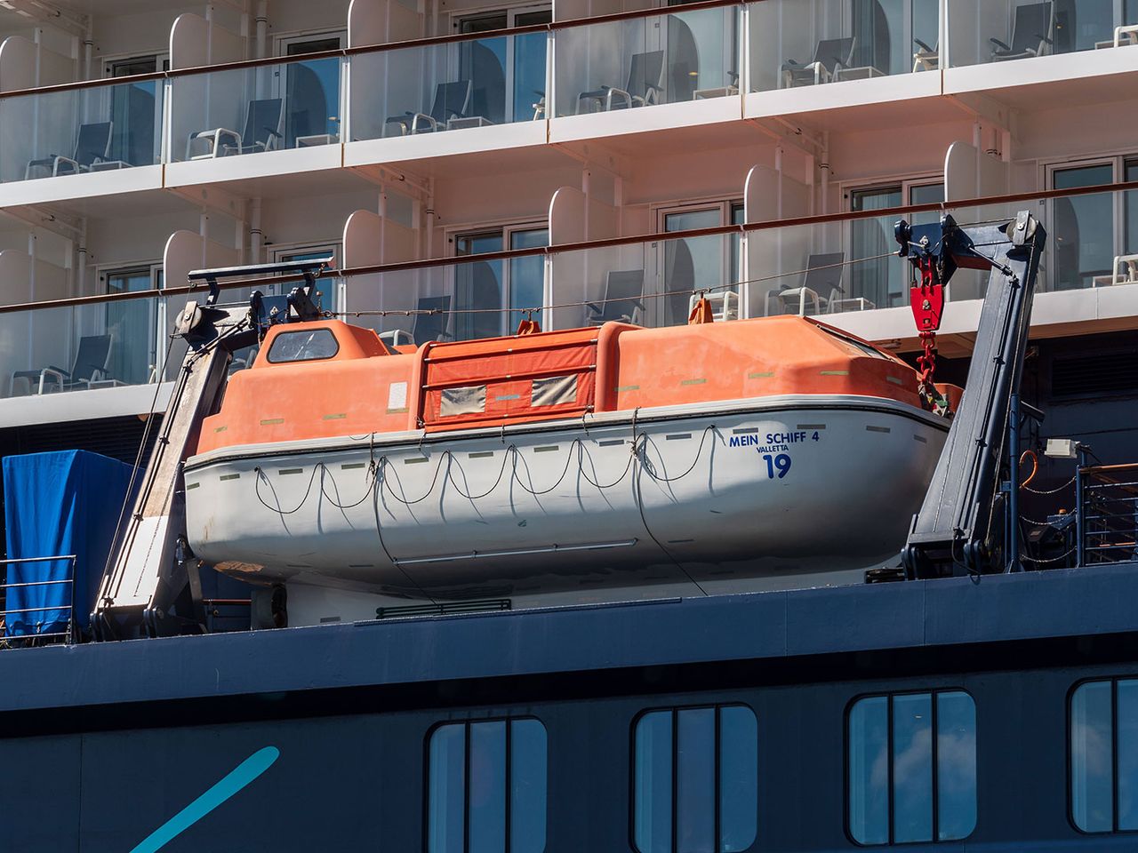 Ein Rettungsboot während einer Sicherheitsübung auf einem Kreuzfahrtschiff