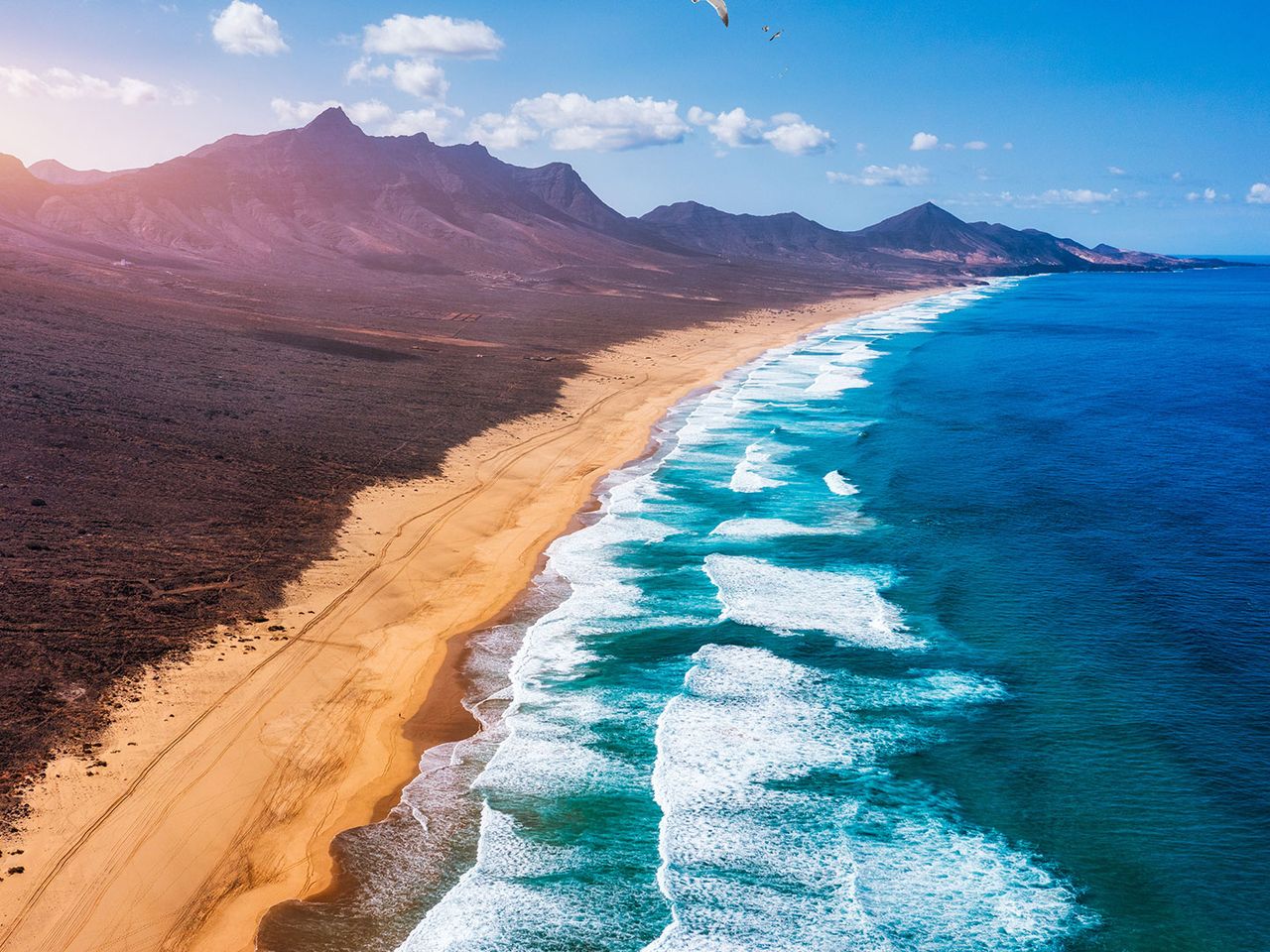 Blick von oben auf Playa de Cofete mit grünen Berghängen