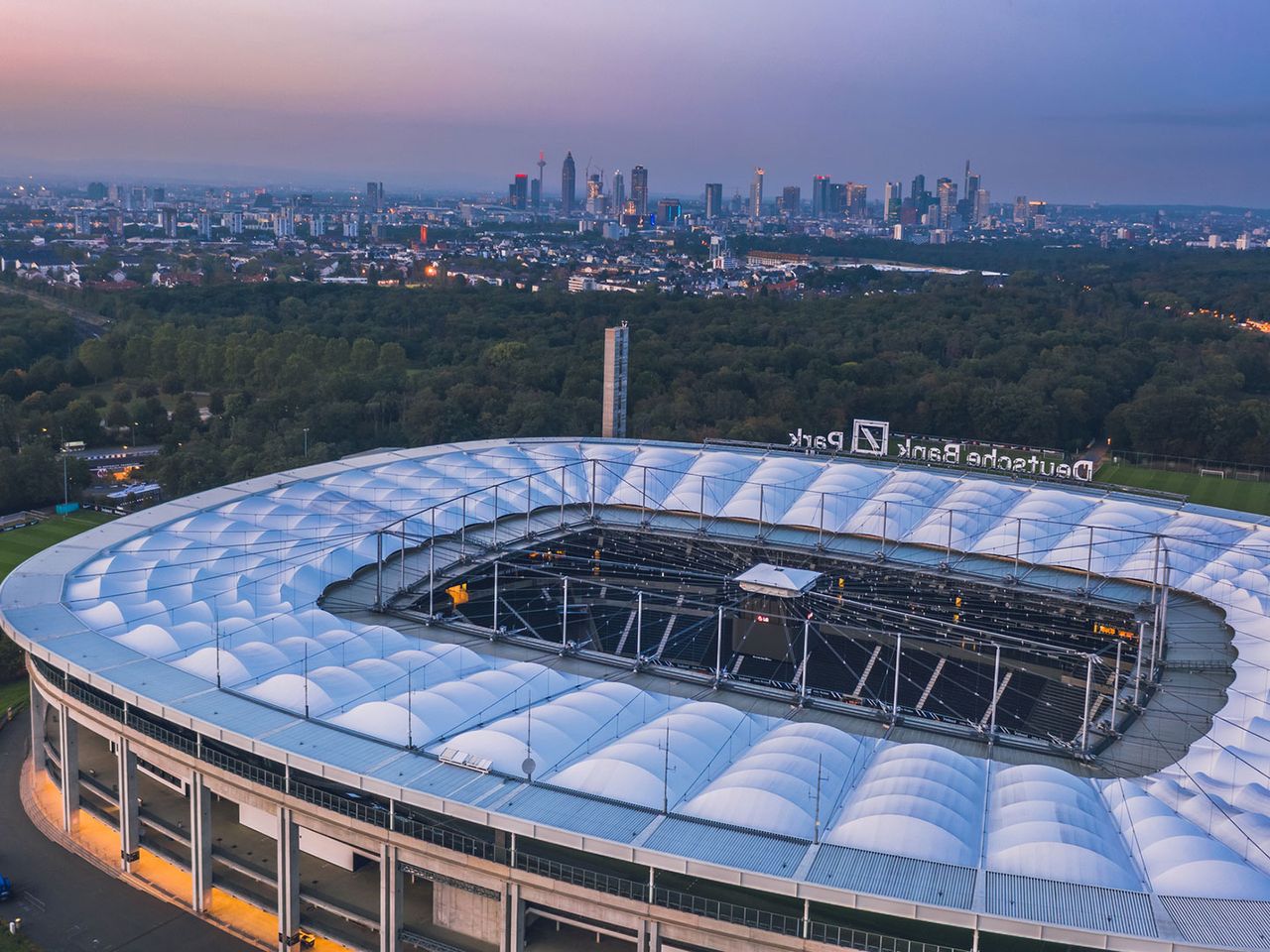 Das Stadion Deutsche Bank Park in Frankfurt von oben