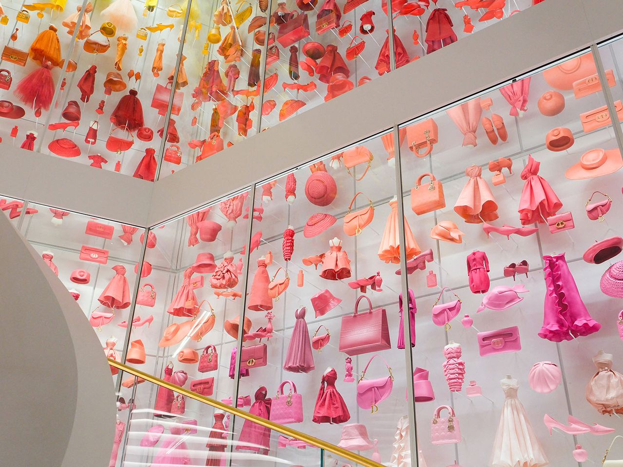 rosa und pinkfarbene Kleidungsstücke in der Galerie Dior in Paris