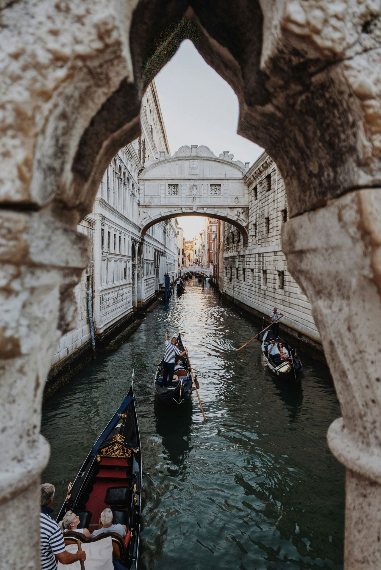 Gondeln und Gondeliers vor der Seufzerbrücke, Venedig