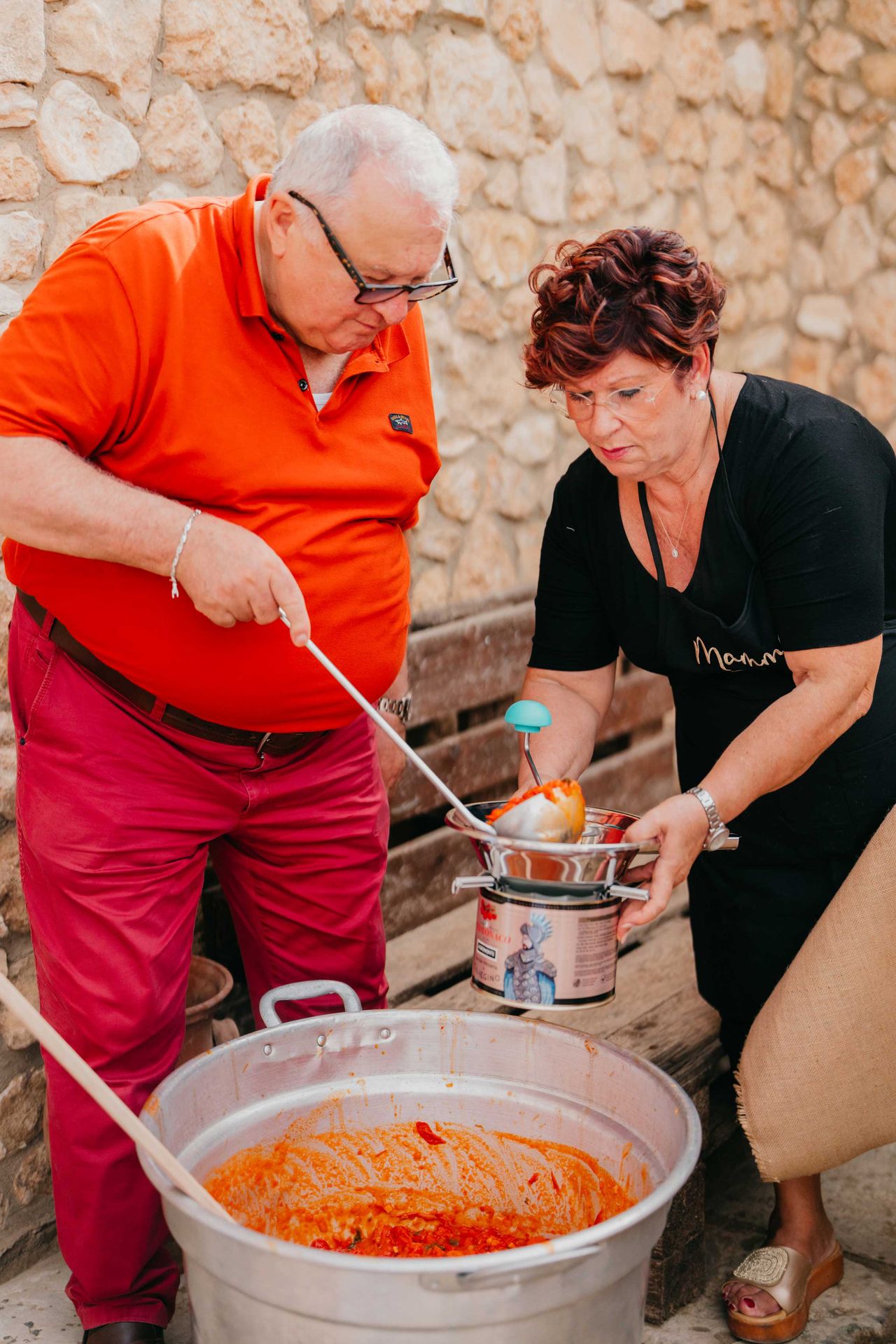Vincenzo Andronaco kocht Tomatensauce mit Frau Agromonte