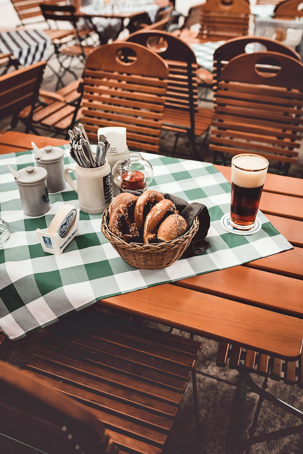 Biergarten mit Speisen und Getränken in München