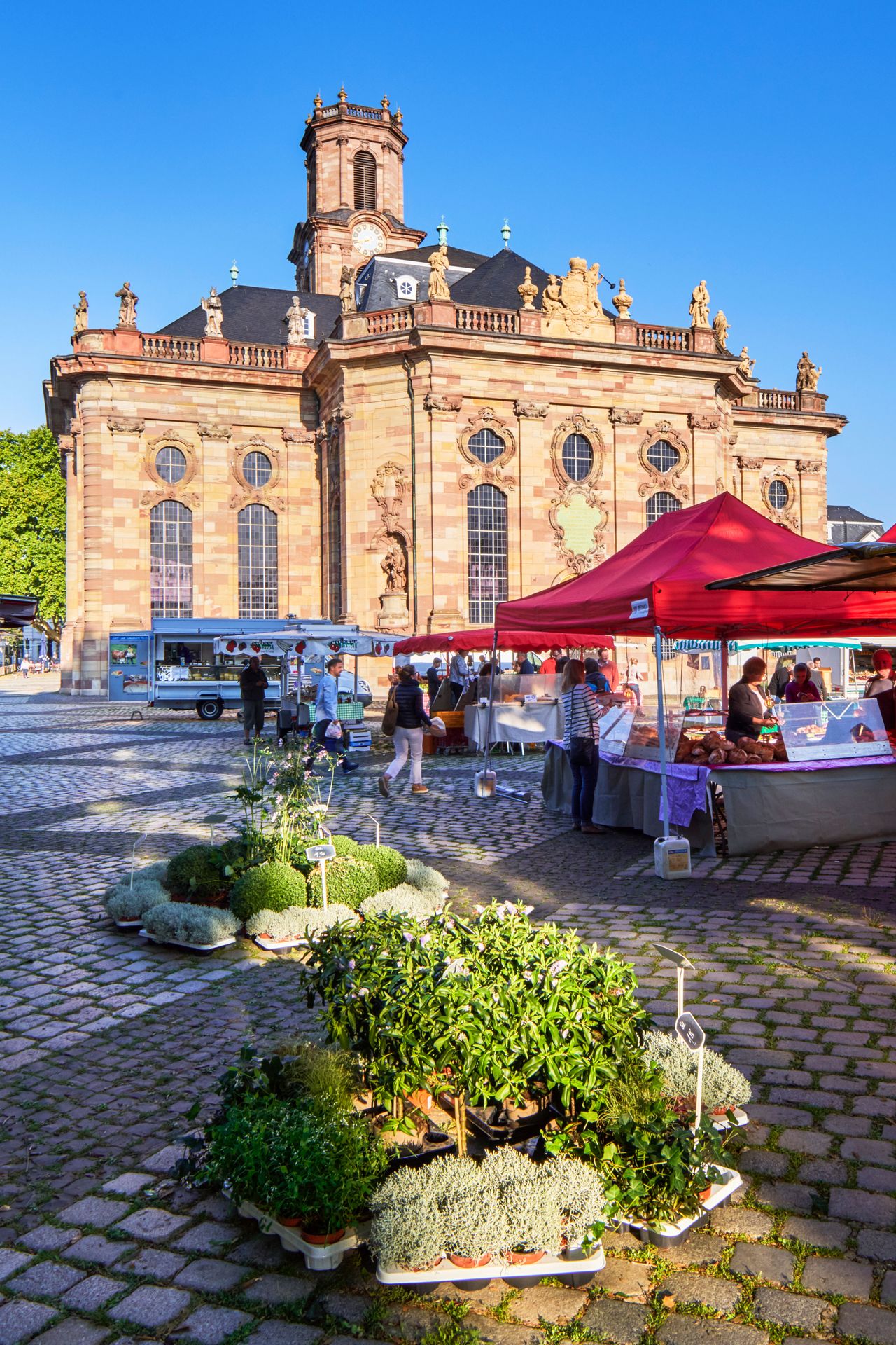 Ludwigskirche in Saarbrücken mit Marktständen