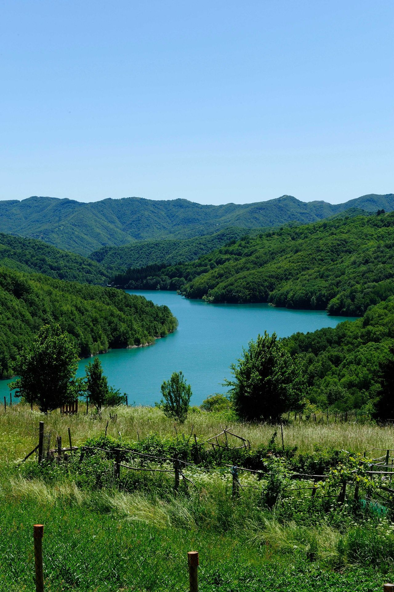 Lago del Brugneto im Parco Naturale Regionale dell'Antola