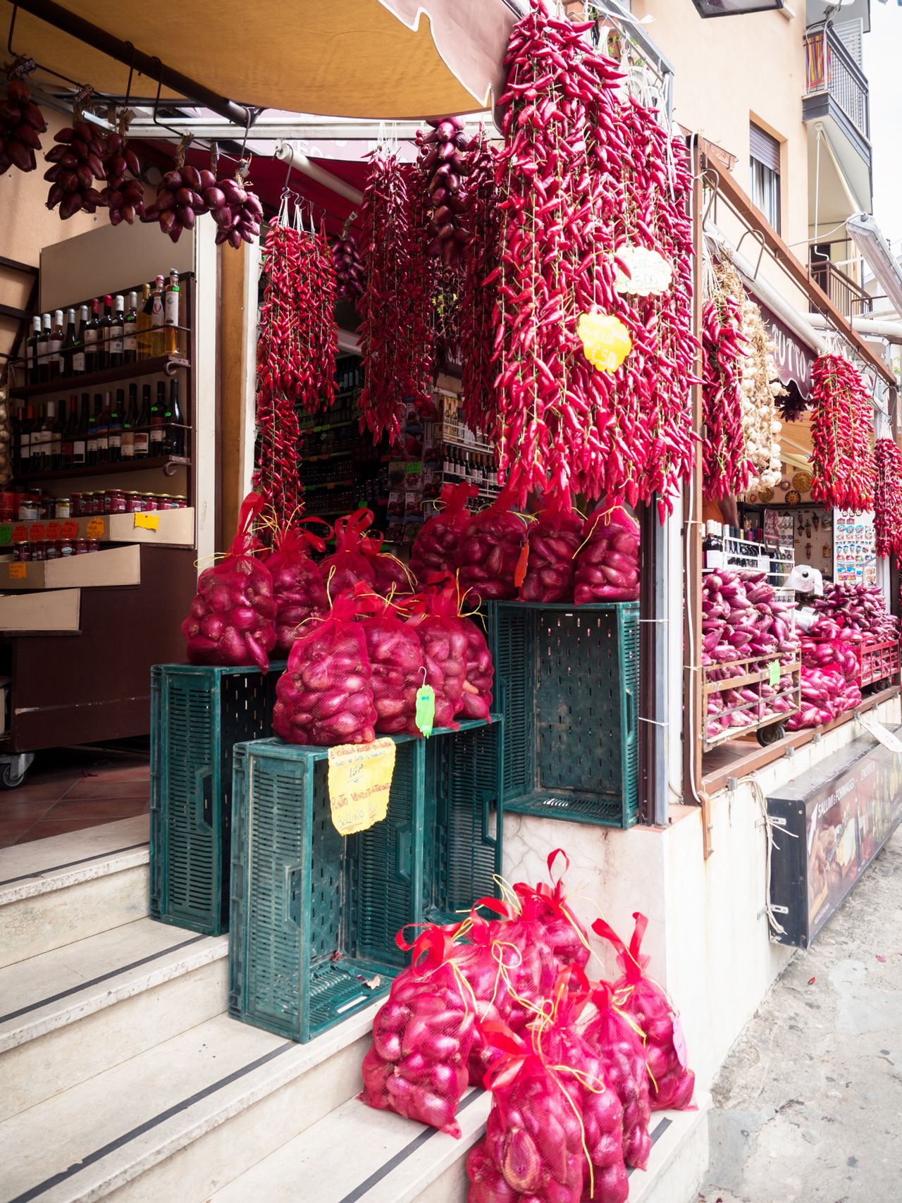 Zwiebeln hängen in den Straßen von Tropea, Italien