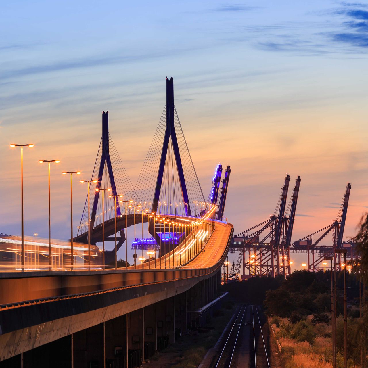Köhlbrandbrücke in Hamburg am Abend