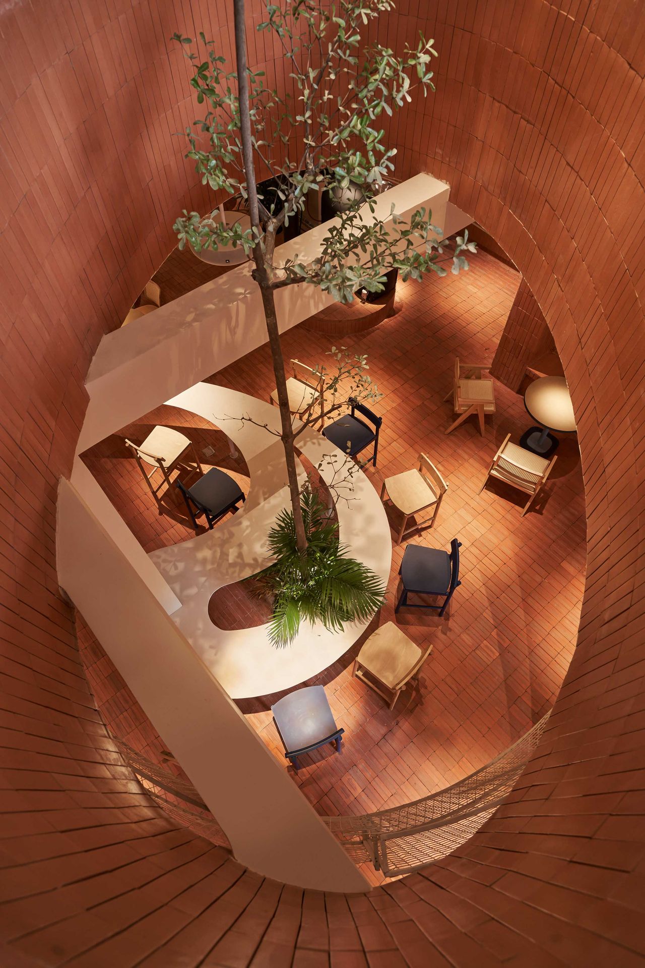 Blick von oben in das Caf&eacute; der Anh Coffee Roastery, Ho-Chi-Minh-Stadt (Vietnam)