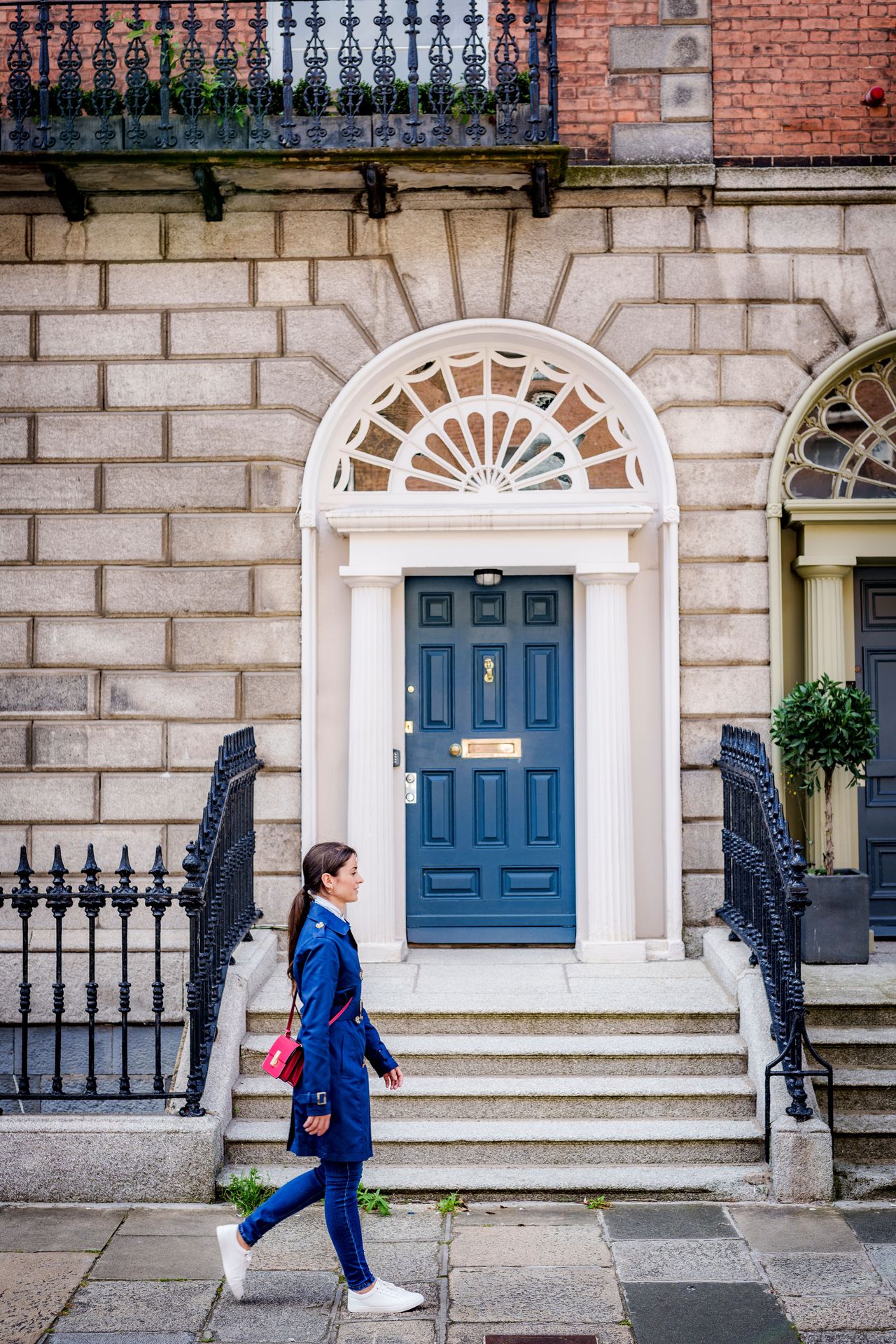 Frau vor georgianischer Tür in Dublin