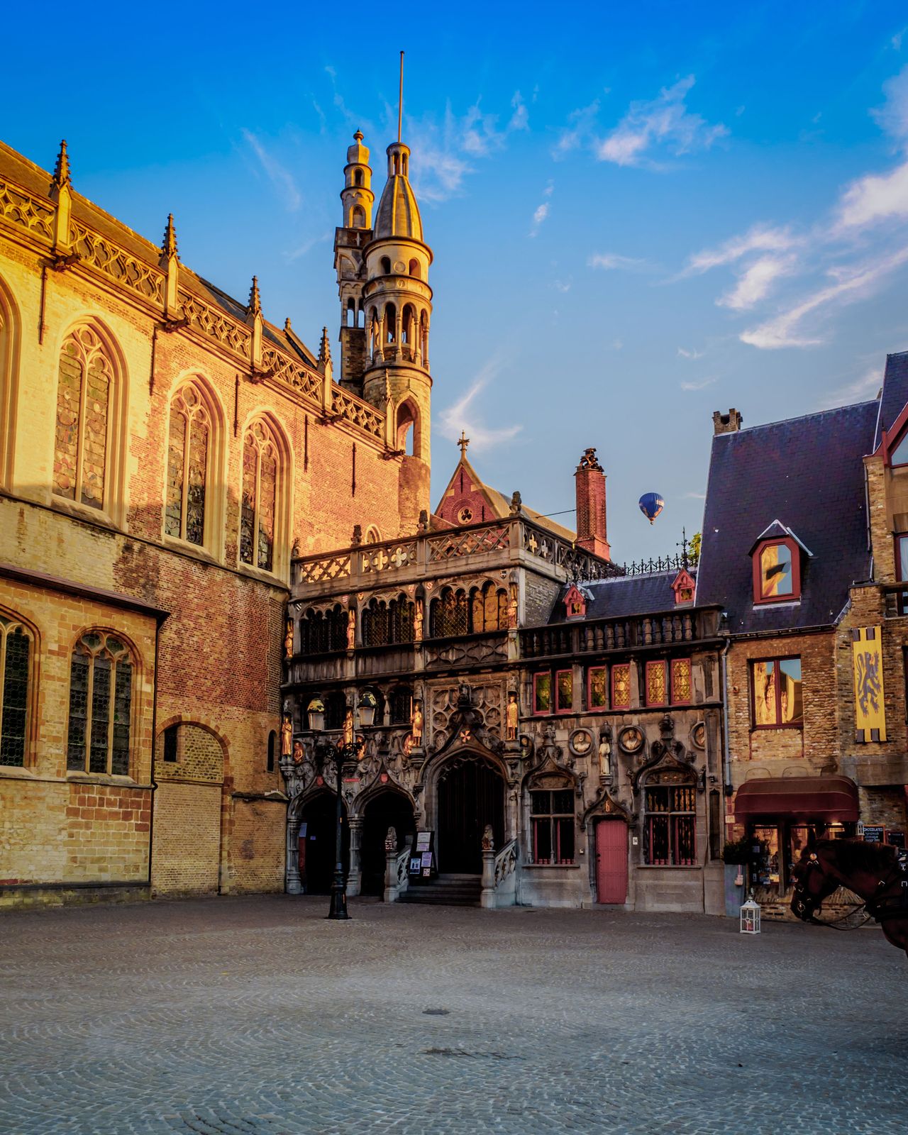 Burg, Platz in Brügge, Blick auf die Heilig-Blut-Basilika
