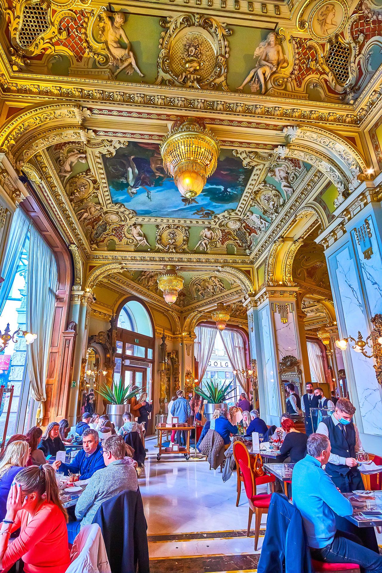 Menschen sitzen im New York Café, Budapest