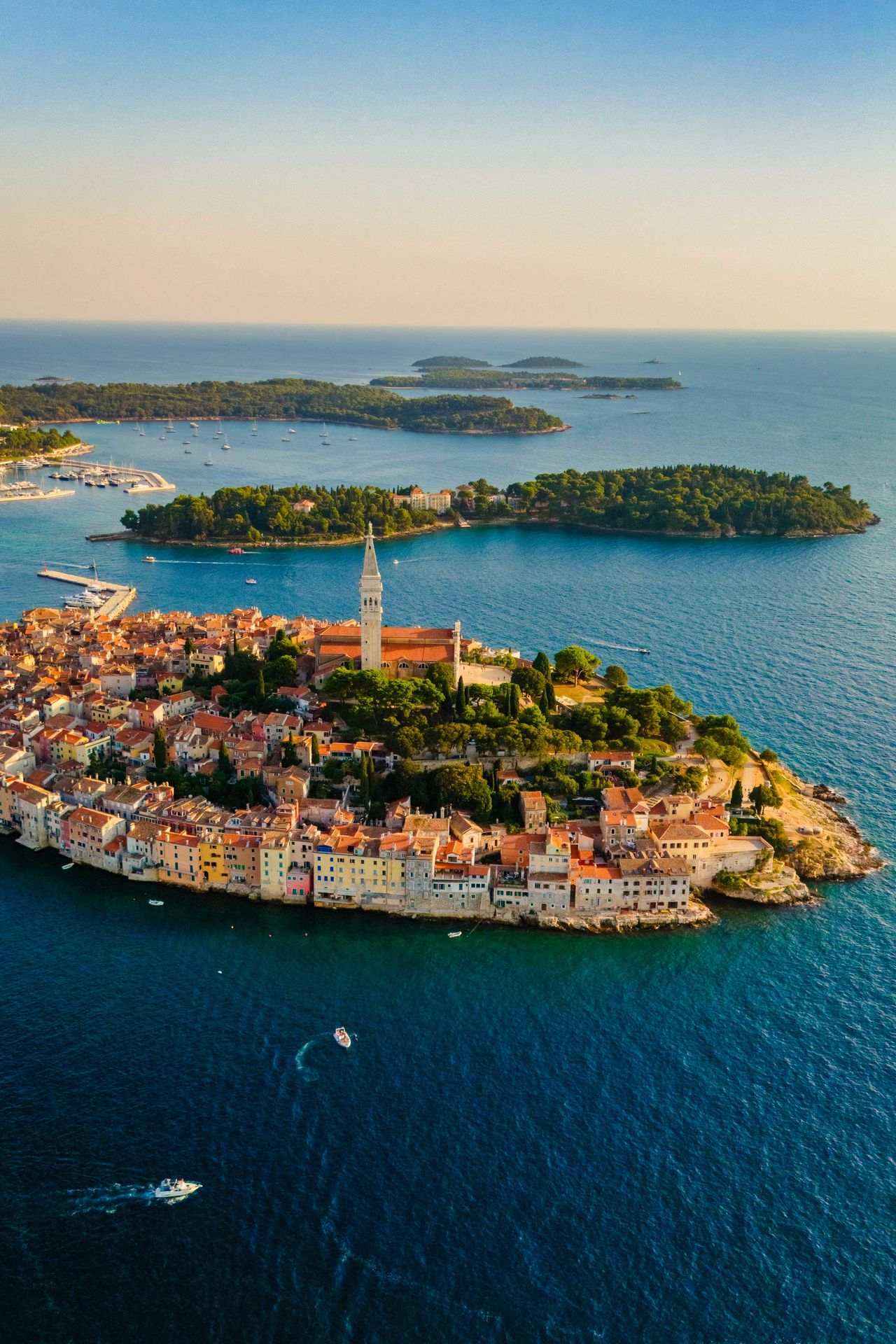 Blick vom Hafen zur Altstadt von Rovinj