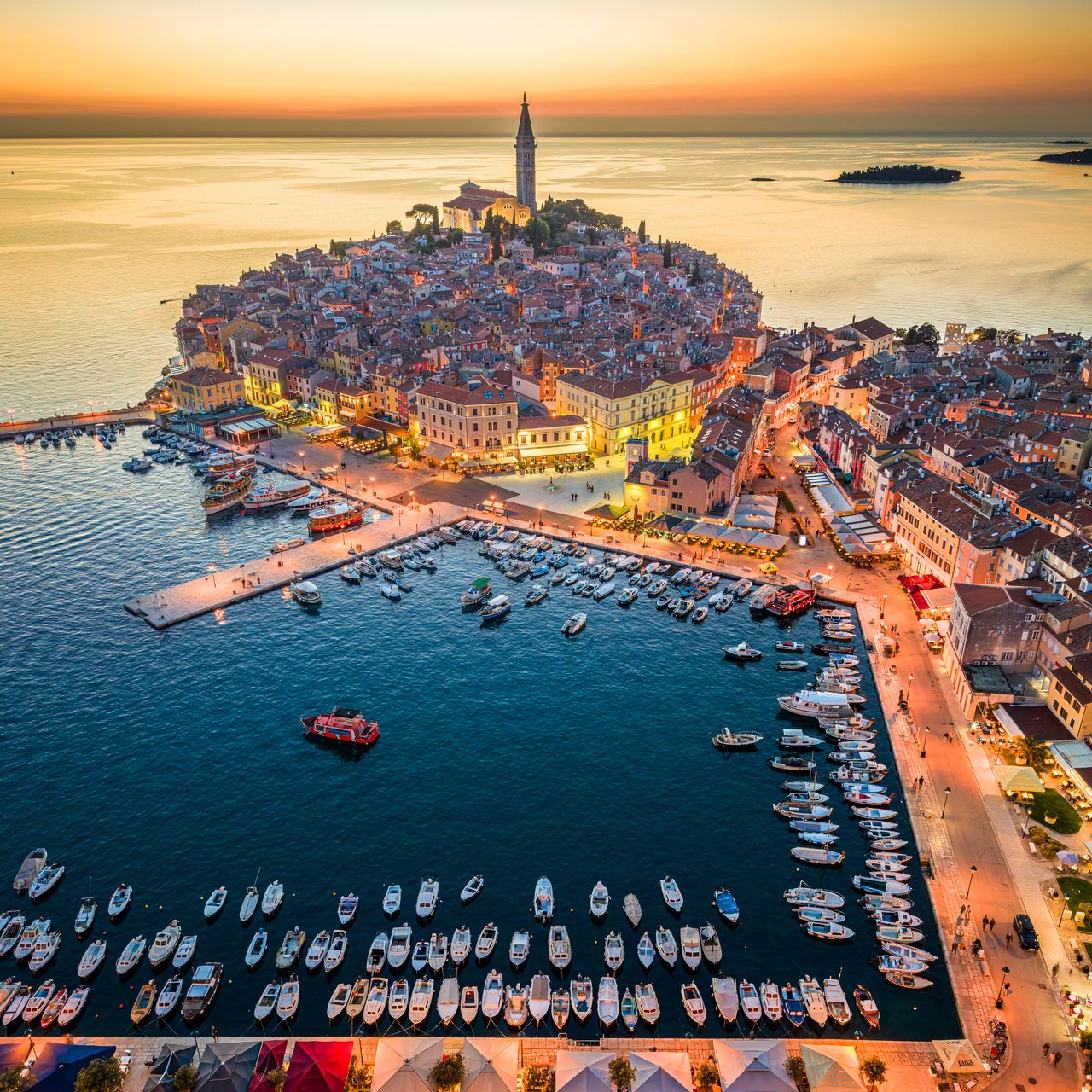 Fährterminal von Rovinj am Abend, Blick auf Altstadt