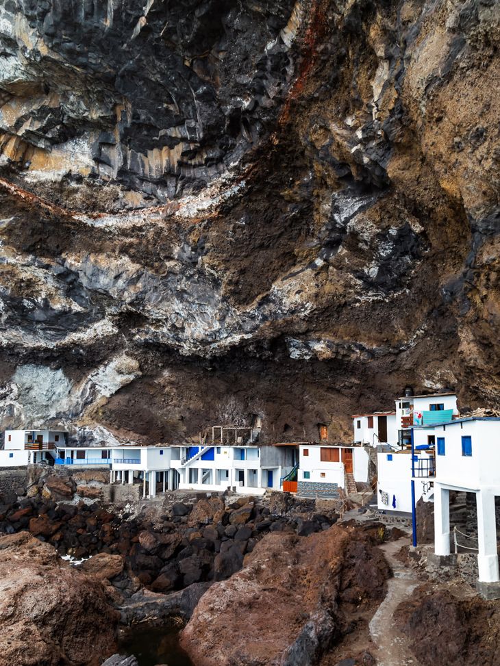 Weiße Fischerhäuser an den Klippen von Porís de Candelaria, La Palma
